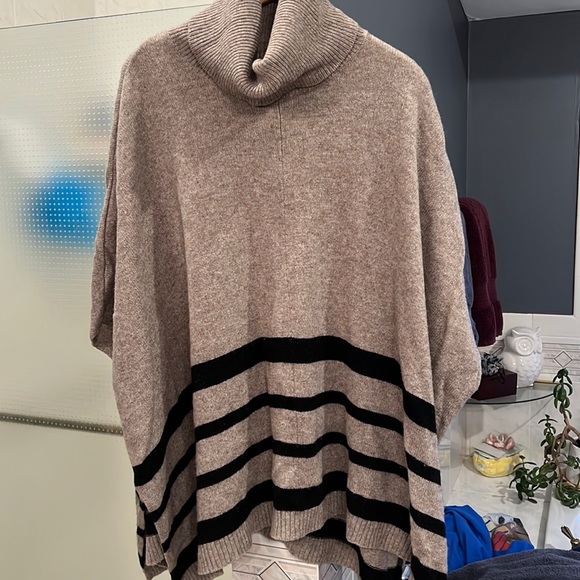 Wool Tahari Poncho - Picture 1 of 4